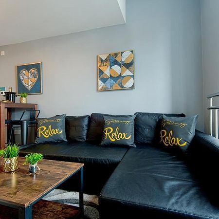 The Penthouse Gathering - Town Centre - Sleeps Up To 16 เร็กซ์แฮม ภายนอก รูปภาพ