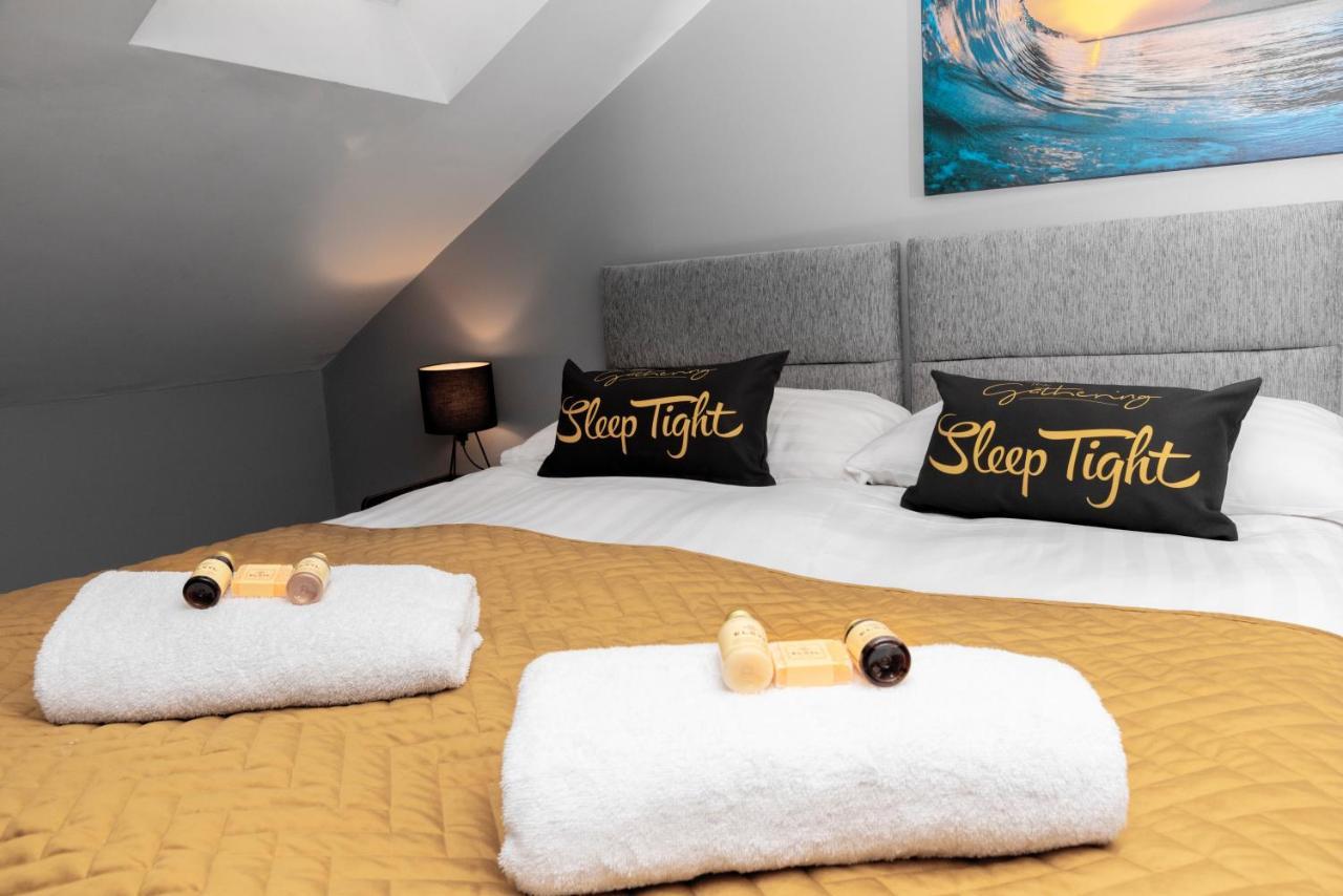 The Penthouse Gathering - Town Centre - Sleeps Up To 16 เร็กซ์แฮม ภายนอก รูปภาพ