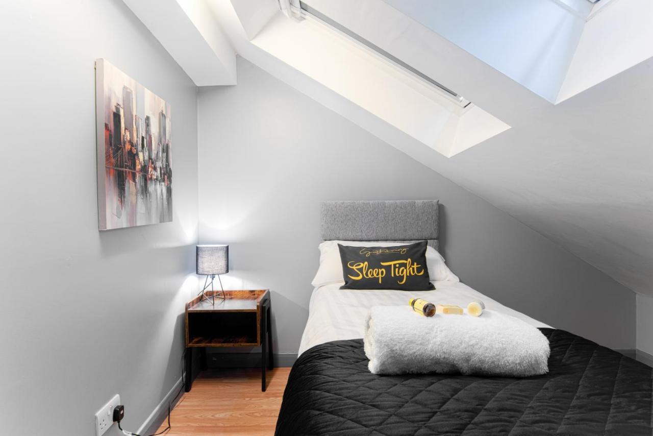 The Penthouse Gathering - Town Centre - Sleeps Up To 16 เร็กซ์แฮม ภายนอก รูปภาพ