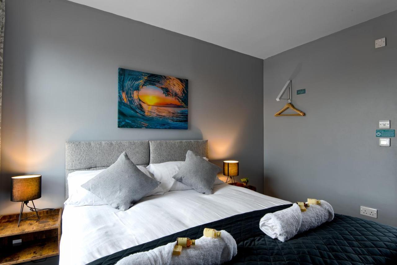 The Penthouse Gathering - Town Centre - Sleeps Up To 16 เร็กซ์แฮม ภายนอก รูปภาพ